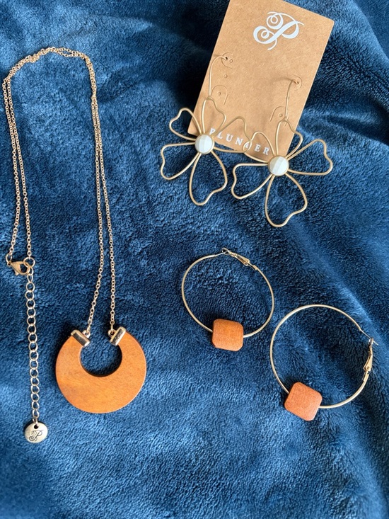 Plunder Jewelry - 3 Plunder Gold-Tone Floral Earrings & Orange Wood Pendant Necklace Set NEW